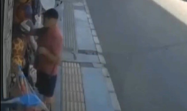 İade almadı diye marketteki futbol toplarını patlattı
