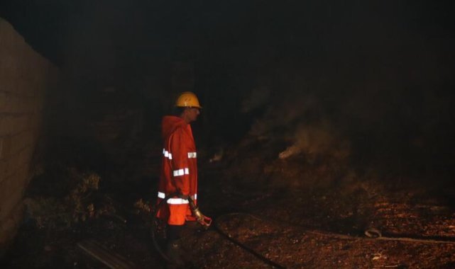 Iğdır'da 2 ahır ile 8 bin balya ot alev alev yandı
