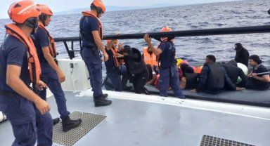 İzmir açıklarında 104 düzensiz göçmen ve 3 göçmen kaçakçısı yakalandı