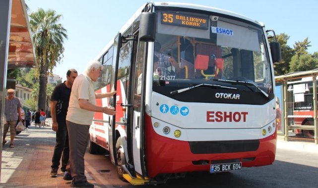 İzmir'de 65 yaş üstü vatandaşlar ücretsiz toplu taşımadan memnun