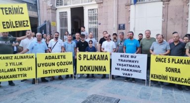 İzmir’de ‘S Plaka’ araç sahipleri Büyükşehir önünde eylem yaptı