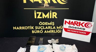 İzmir'de uyuşturucu satıcısı aracında yakalandı