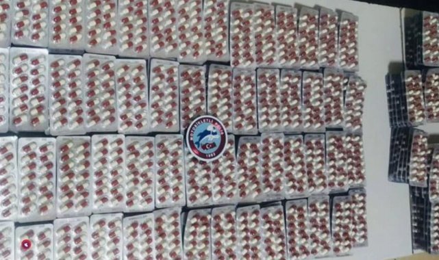 İzmir’de yunus ekipleri taksideki şüphelilerden binlerce sentetik ecza ele geçirdi