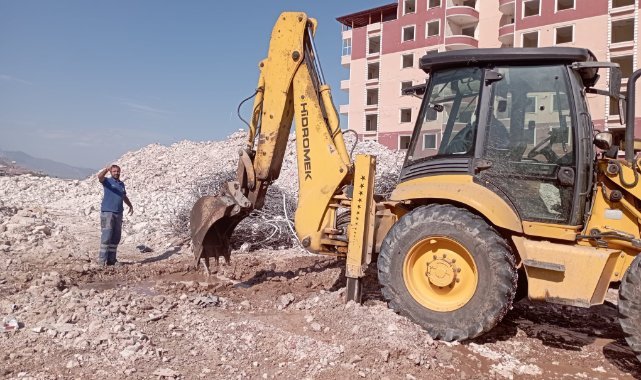 İZSU ekibi deprem bölgesinin içme suyu hatlarını onarıyor