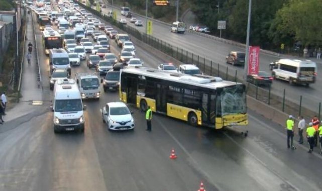 Kadıköy’de iki İETT otobüsü ile minibüsün karıştığı kazada trafik felç oldu
