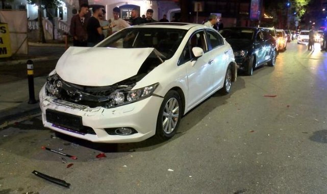 Kadıköy’de kontrolden çıkan otomobil, park halindeki iki otomobile çarptı