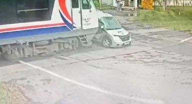 Kapalı bariyere rağmen hemzemin geçitten geçti