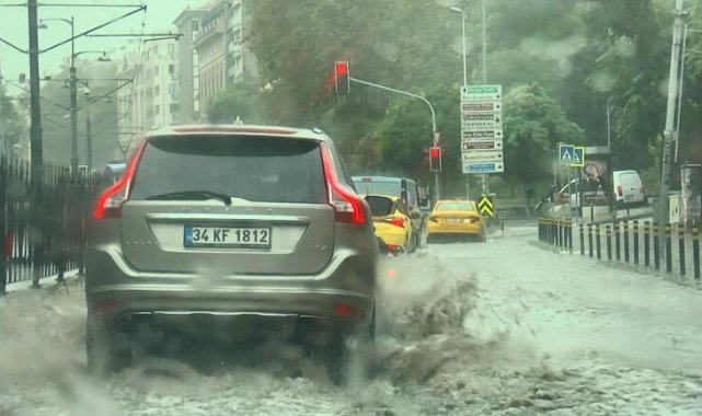 Karaköy'de sağanak yağışta yollar su altında kaldı