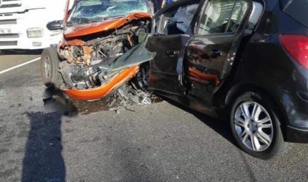 Karşı şeride geçen otomobil, cipe çarptı