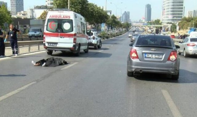 Kartal'da yolun karşısına geçmek isterken otomobilin çarptığı yaya hayatını kaybetti