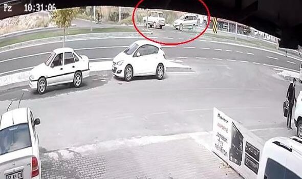 Kavşakta otomobiller çarpıştı kadın yolcu camdan fırladı