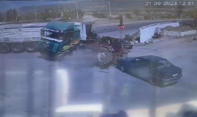 Kazadan kurtulmak için sürücüsünün manevra yaptığı TIR, kavşakta bekleyen araçlara çarptı