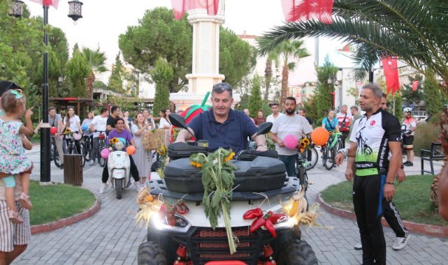 Kınık’ta Hasat ettikleri ürünlerle bisikletlerini süslediler