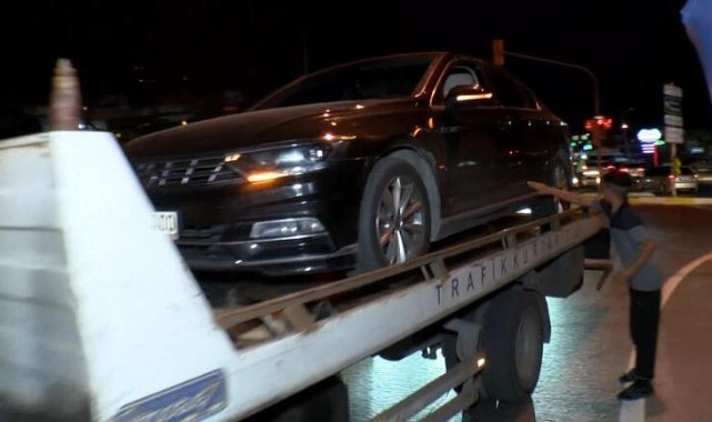 Küçükçekmece&#039;de motosikletli 2 kişi trafik ışıklarında otomobile ateş açtı
