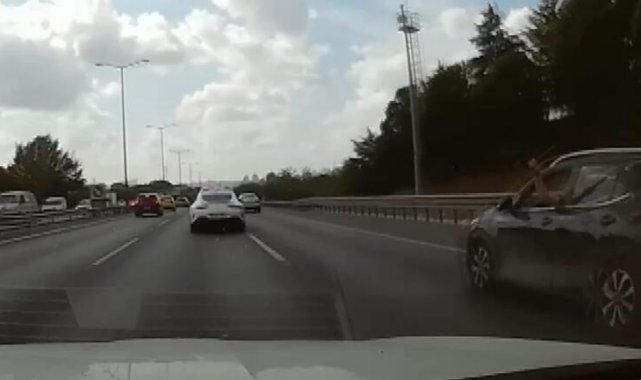 Küçükçekmece TEM Otoyolu'nda yolu paylaşamadı, sopa gösterdi