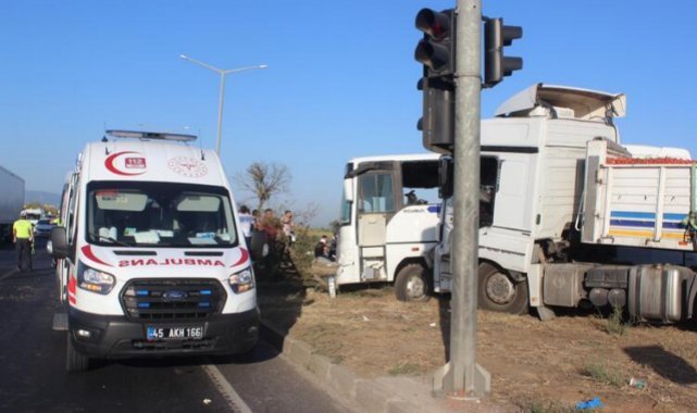 Manisa'da işçi servisi ile TIR çarpıştı