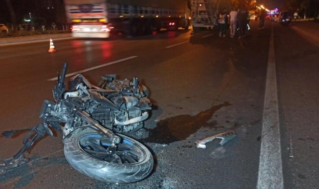 Motosiklet, beton mikserine çarptı