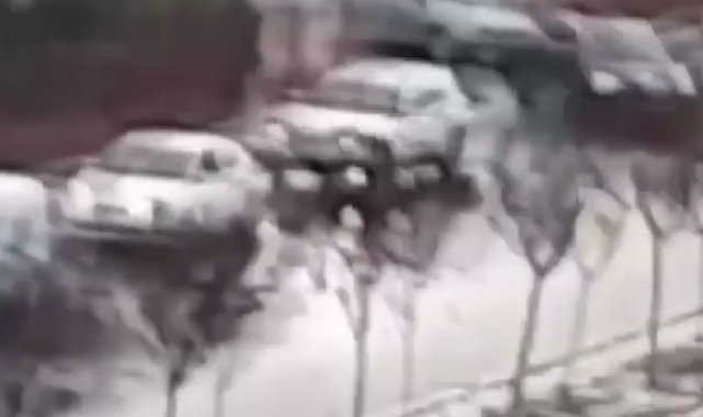 Motosikletli göle dönen caddede böyle sürüklendi