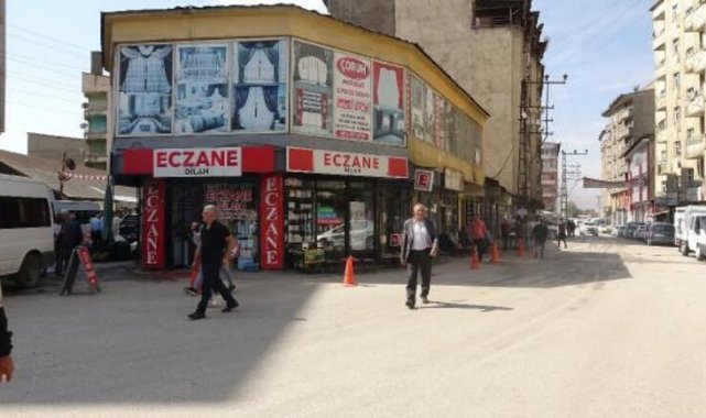 Müzik öğretmeni, ilaç almak gittiği eczanenin önünde kalp krizi geçirip öldü