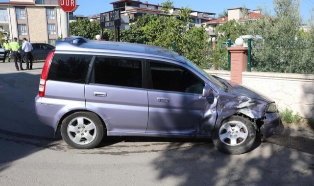 Okul servis minibüsü ile otomobil çarpıştı