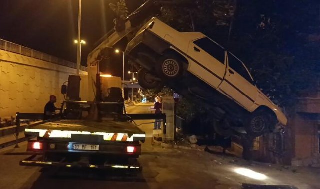 Otomobil apartman bahçesine düştü
