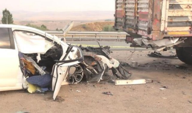 Otomobil, TIR'a çarptı; belediye meclis üyesi öldü, eşi ağır yaralı