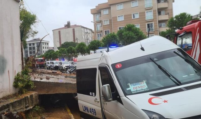 Pendik'te kuvvetli yağışla istinat duvarı araçların üzerine çöktü