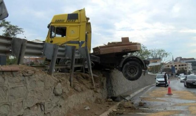 Pendik'te virajı alamayan TIR bariyerlerde asılı kaldı