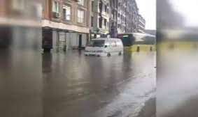 Sağanak yağış sele neden oldu, İETT otobüsü mahsur kaldı