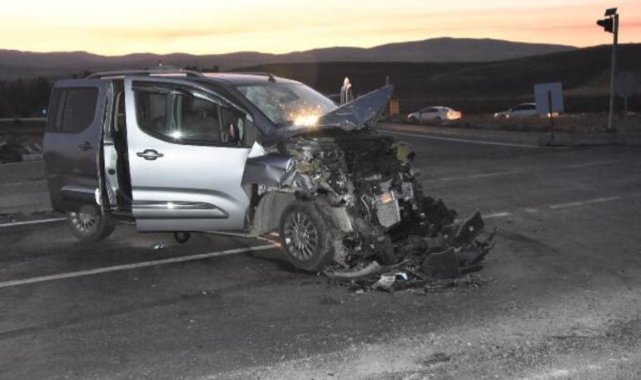 Sivas&#039;ta TIR ile hafif ticari araç çapıştı