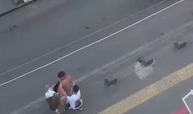 Sokak ortasında anne oğul kavgası