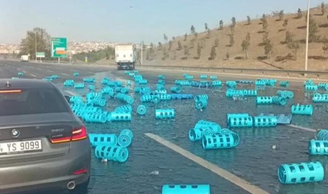 TEM'de otomobile çarpan TIR'daki su şişeleri yola döküldü, yoğun trafik oluştu