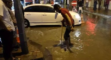 Uşak’ta yağmur sonrası yollar göle döndü