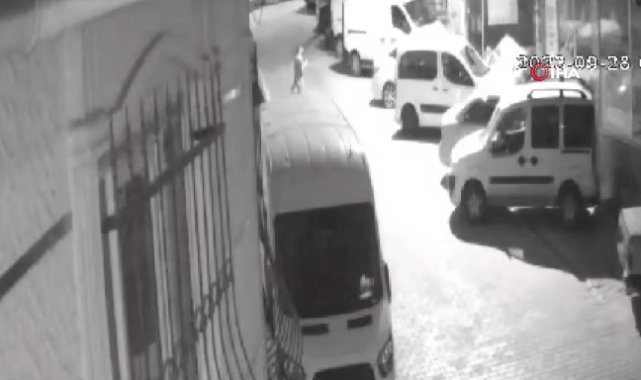 Yaşlı kadının sokakta sattığı kıyafetleri yaktı, sıçrayan alevler 2 aracı küle çevirdi