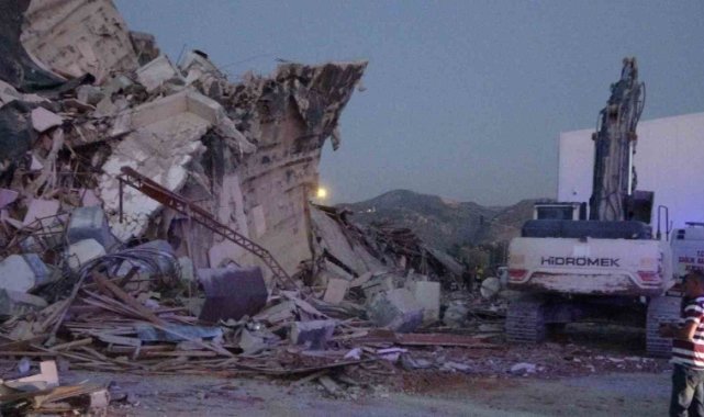 Yıkım sırasında bina iş makinasının üzerine çöktü, operatör hayatını kaybetti