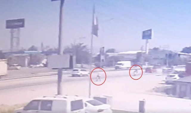 Yol kenarında ters yönde ilerleyen motosiklet, yayaya çarptı