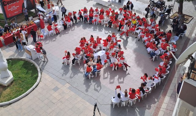 100. yıla özel 100 Türk kadınından 100 Türk bayrağı