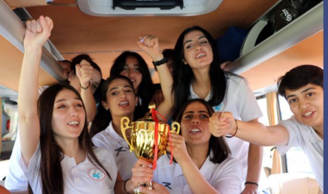Aileleri futbol oynamalarına karşı çıkan Vanlı kızlar 2'nci Lig’e yükseldi; hedef Süper Lig