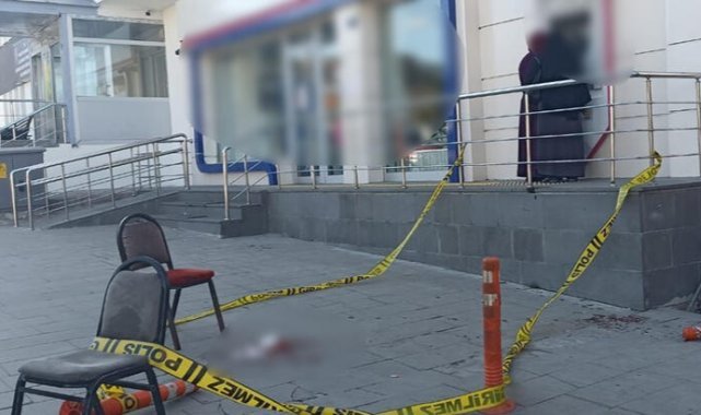 Annesi ile ilişkisi olduğunu düşündüğü eski ev sahibini bıçakladı