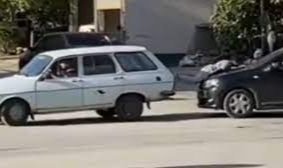 Arıza yapan otomobili, arkadaki otomobilin üzerine yatan çocukla ittiler