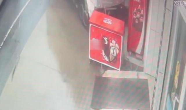 Arnavutköy'de kamyonet büfeye çarptı
