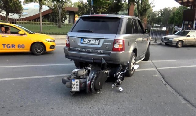 Avcılar'da motosiklet cipe çarptı; motosikletli yaralandı
