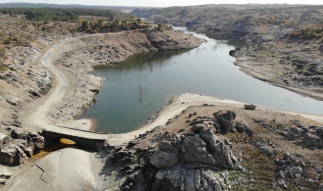 Baraj suları çekildi, Çağlayan Köprüsü gün yüzüne çıktı
