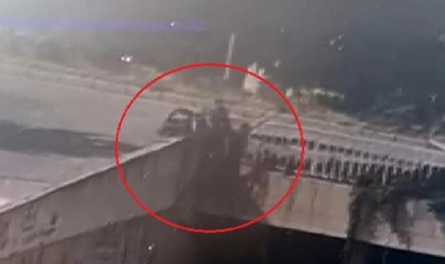 Bariyerlere çarpan motosiklet, alt geçide düştü
