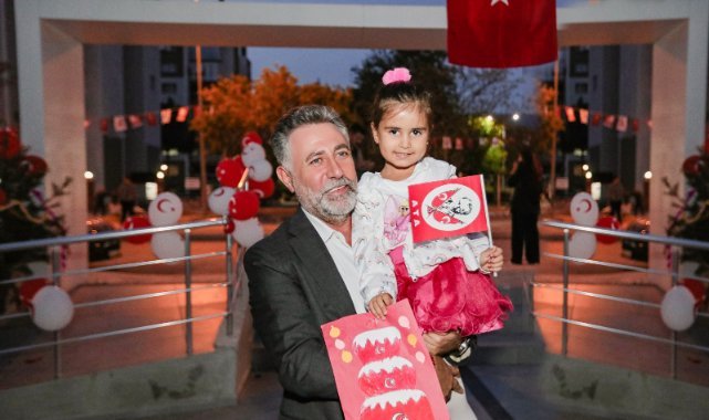 Bayraklı 100’üncü yıla hazır: Her yer bayraklarla süslendi
