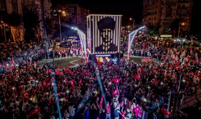 Bayraklı’dan 10 bin kişilik kortej