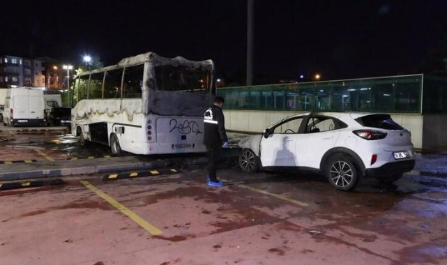 Bayrampaşa'da İspark'a ait otoparkta bulunan midibüs alev alev yandı