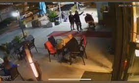 Beylikdüzü'nde kafenin bahçesinden motosikletle geçti; uyaranlara tekme tokat saldırdı