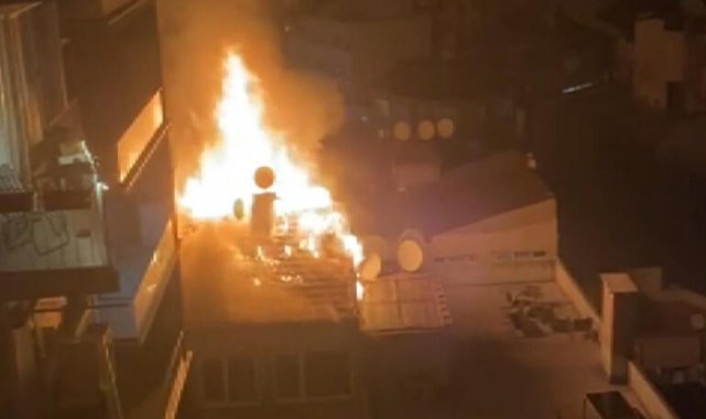 Beyoğlu'nda 6 katlı binanın çatısı alev alev yandı