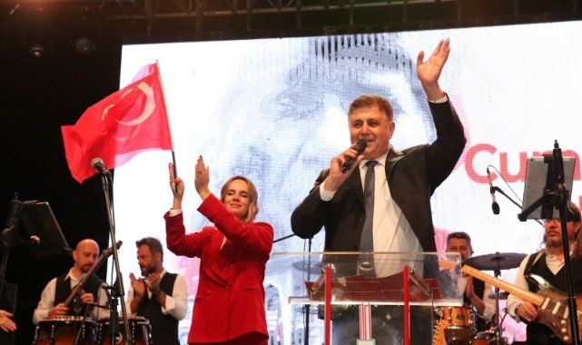 Binlerce Karşıyakalı Cumhuriyet aşkıyla sel oldu, sokaklara döküldü